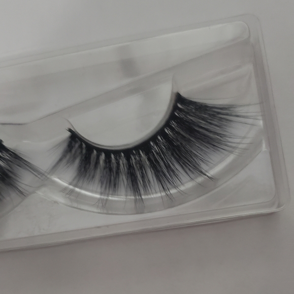 Lashes - Picture 2 of 3